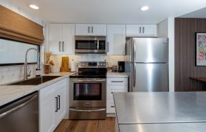 Η κουζίνα ή μικρή κουζίνα στο NEWLY Reno Beach Condo The beach is your backyard
