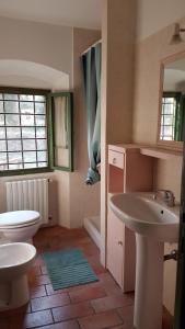 a bathroom with a sink and a toilet and a tub at Appartamento i Cipressi in Figline Valdarno