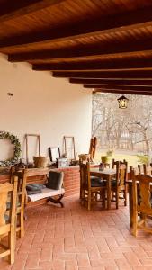 Casa cu Prispa في سيغيسوارا: امرأة تجلس على طاولة في الفناء