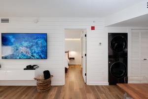 Μια τηλεόραση ή/και κέντρο ψυχαγωγίας στο NEWLY Reno Beach Condo The beach is your backyard