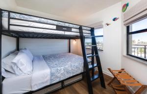 Ένα ή περισσότερα κρεβάτια σε δωμάτιο στο NEWLY Reno Beach Condo The beach is your backyard +17 φωτογραφίες