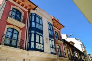 ラ・バニェサにあるAlda Vía de la Plata Roomsの通りに面した窓とバルコニー付きの建物