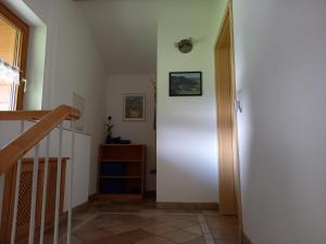 um corredor com uma porta branca e uma escada em Haus Maier em Marquartstein
