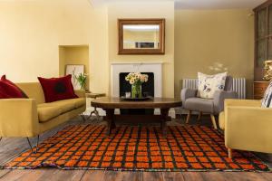 NewnhamSevernside Press BnB的有两张沙发和一张咖啡桌的客厅