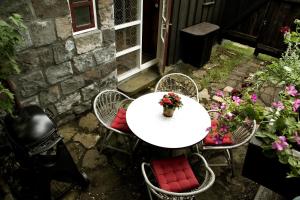 una mesa blanca y sillas con flores en el patio en Vaktahouse, en Reikiavik