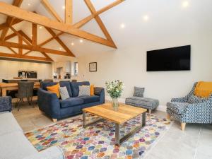 uma sala de estar com sofás azuis e uma mesa em The Cart House em York
