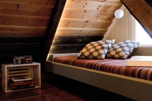 uma cama num quarto com uma parede de madeira em Vaktahouse em Reykjavík