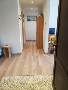 appartamento Florianca في تارفيسيو: ممر مع باب وأرضية خشبية