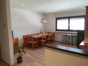 una cucina e una sala da pranzo con tavolo e sedie di appartamento Florianca a Tarvisio