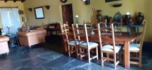 uma sala de jantar com uma mesa de madeira e cadeiras em Herdade das Rosadas em Mourão