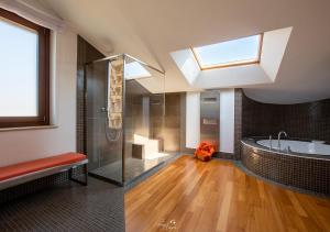 W łazience znajduje się wanna i świetlik. w obiekcie LANGA SUNSET VILLA w mieście Belvedere Langhe