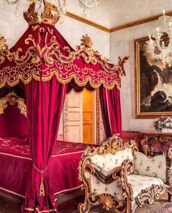 Postel nebo postele na pokoji v ubytování Palazzo Doria Napoli