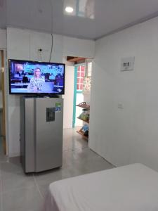 TV a/nebo společenská místnost v ubytování CABAÑAS NATIVAS MISS FLASSY San Andres (Islas)