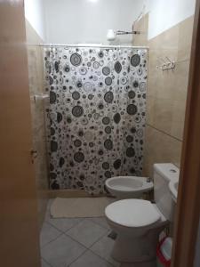 ein Bad mit einem WC und einem Duschvorhang in der Unterkunft Apart Belgrano in Corrientes