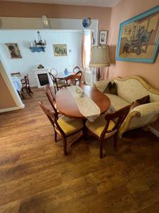 a dining room with a table and chairs at Gästehaus Geli in Heide