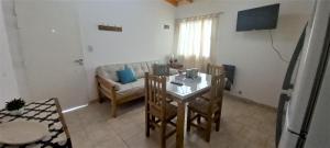 ein Wohnzimmer mit einem Tisch und einem Sofa in der Unterkunft Departamentos x dia Viedma 2 CON COCHERA in Viedma