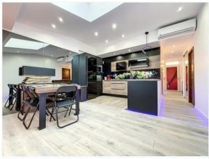 eine offene Küche und ein Esszimmer mit einem Tisch und Stühlen in der Unterkunft Appartement Palais des Festivals in Cannes