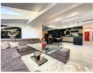 ein Wohnzimmer mit einem Sofa und einem Tisch in der Unterkunft Appartement Palais des Festivals in Cannes