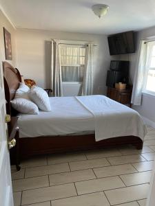 A bed or beds in a room at Foster Lake Inn