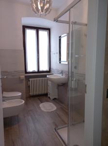 y baño con lavabo, aseo y ducha. en Palazzo Fregoso, en Garda