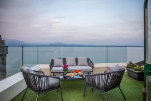 a patio with a table and chairs on a balcony at Hotel Degli Oleandri in Sirmione