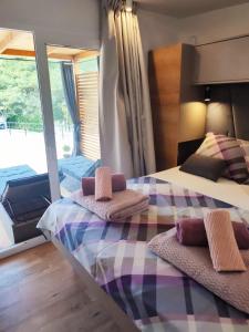 Postel nebo postele na pokoji v ubytování Mobile Home Agava 2