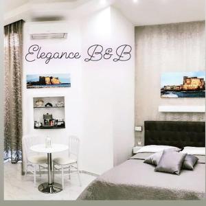 ナポリにあるElegance B&Bのベッドルーム1室(ベッド1台、テーブル、看板付)