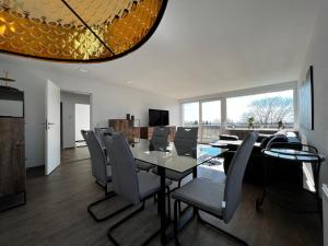 uma sala de jantar com mesa e cadeiras em SPA-Apartment mit Sauna in Ulm-Böfingen em Ulm