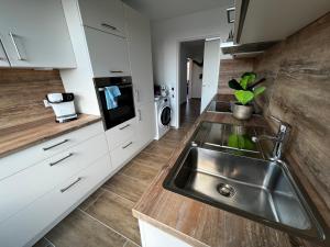 Kjøkken eller kjøkkenkrok på SPA-Apartment mit Sauna in Ulm-Böfingen