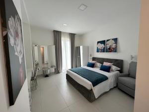 - une chambre avec un lit et un canapé dans l'établissement Ravello 23 Accommodation, à Ravello