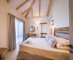 A bed or beds in a room at Porta del mar Beach Resort