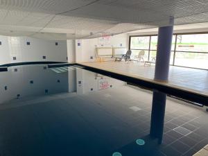 una piscina vacía con una mesa en el medio en Appartement dans résidence avec piscine et parking en Uzès