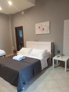 1 dormitorio con 1 cama grande y 1 mesa en Enjoy Etna, en Zafferana Etnea