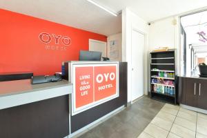 ein Büro mit einem Hotelschild an der Wand in der Unterkunft OYO Hotel Valdosta GA I-75 in Valdosta