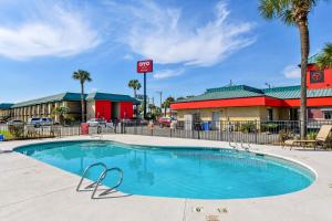 Πισίνα στο ή κοντά στο OYO Hotel Lake Park-Valdosta I-75, Exit 5