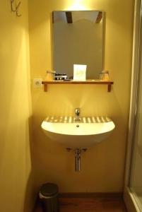 y baño con lavabo blanco y espejo. en Vakantiewoningen-Pizzeria Blanckthys Voeren, en Voeren