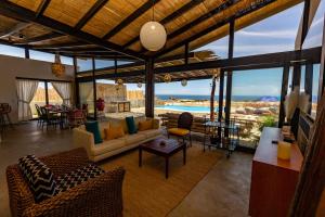 sala de estar con vistas al océano en Wiro House - Casa de Playa en Vichayito, en Vichayito