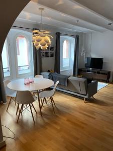 sala de estar con mesa y sofá en City Apartment, en Mainz