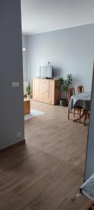 una stanza vuota con un tavolo e alcune sedie di Apartament Północna a Brodnica