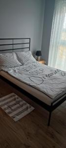 een bed in een slaapkamer met een matras bij Apartament Północna in Brodnica