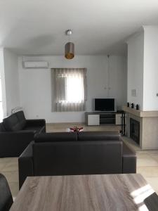 ein Wohnzimmer mit Sofa und Tisch in der Unterkunft Moradia Gémea em Herdade Santa Marta in Zebreira