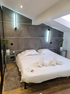 1 dormitorio con 1 cama blanca grande y 4 almohadas en Appartement Palais des Festivals, en Cannes