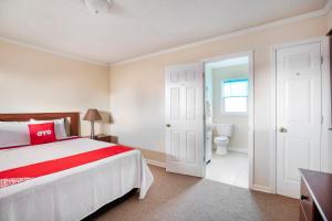 Cama ou camas em um quarto em OYO Hotel Cave City KY