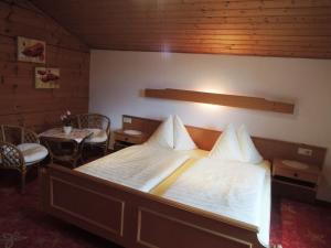 1 dormitorio con 1 cama, mesa y sillas en Haus Carina, en Flachau