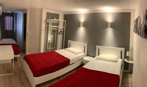 En eller flere senge i et værelse på Aix Hotel