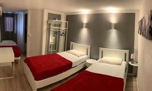 Postel nebo postele na pokoji v ubytování Aix Hotel