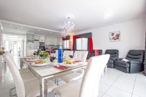 Kuchnia lub aneks kuchenny w obiekcie Villa Bonita Salvaje by Villa Plus