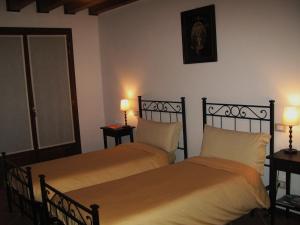 A bed or beds in a room at Bozzolo Dorato