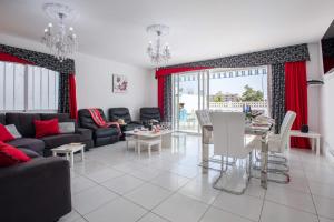 Część wypoczynkowa w obiekcie Villa Bonita Salvaje by Villa Plus