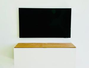 TV a/nebo společenská místnost v ubytování Canaryislandshost l Arena Beach